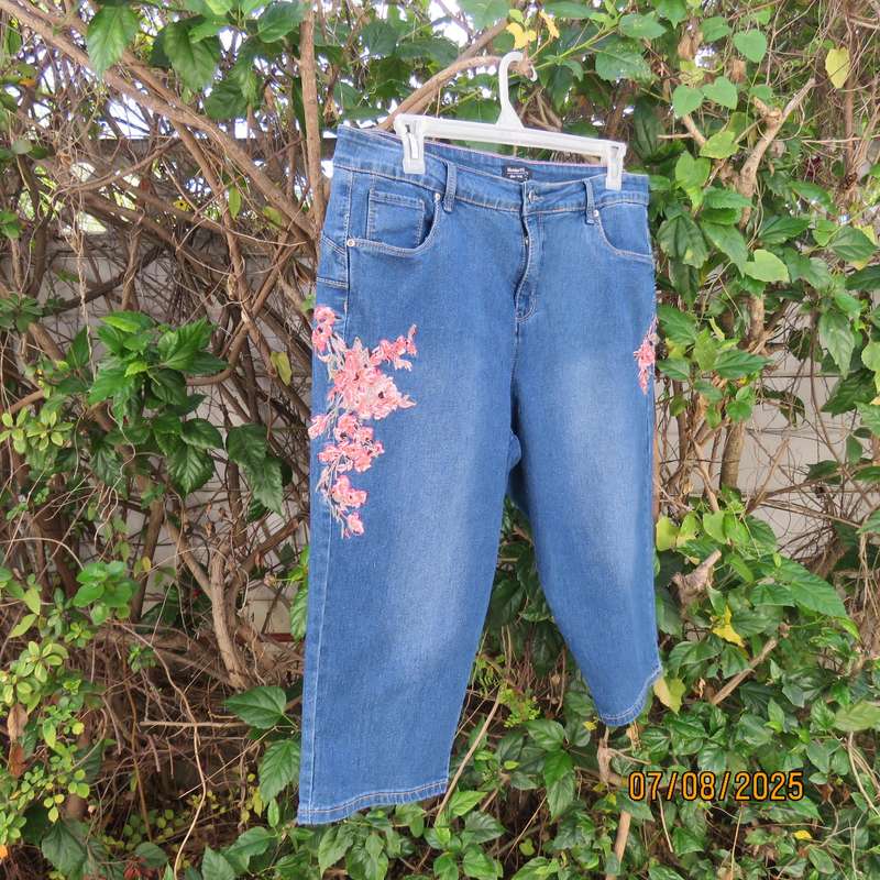 WONDER fit blue denim slim leg cropped jeans size 44. Pink embroidery at sides.