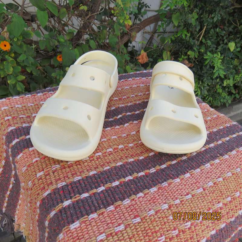 FRIENDS INC. cream plastic slip on sandals with straps size 5. As new