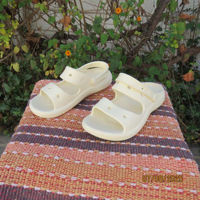 FRIENDS INC. cream plastic slip on sandals with straps size 5. As new