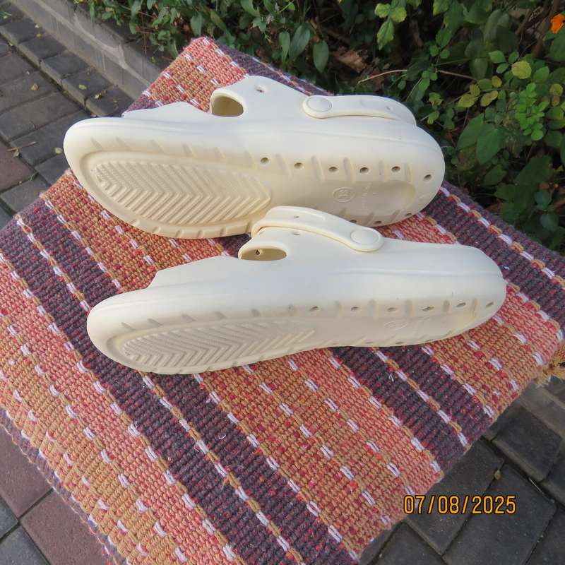 FRIENDS INC. cream plastic slip on sandals with straps size 5. As new