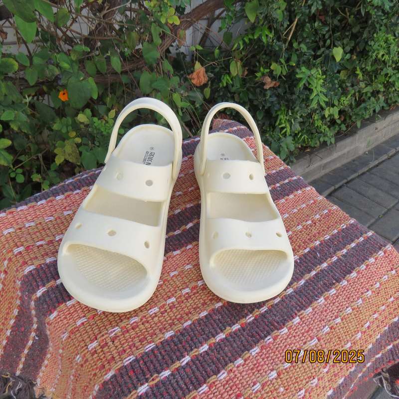 FRIENDS INC. cream plastic slip on sandals with straps size 5. As new
