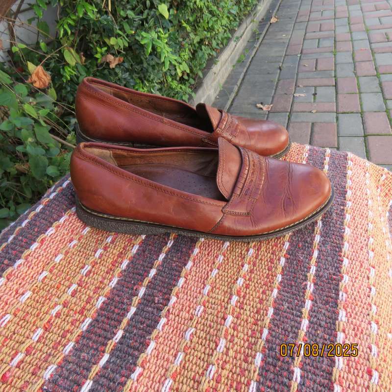 GREEN CROSS tan brown genuine leather flat shoes size 5. Soft inners.