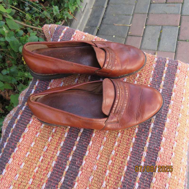 GREEN CROSS tan brown genuine leather flat shoes size 5. Soft inners.