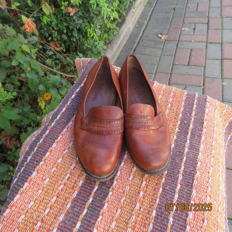 GREEN CROSS tan brown genuine leather flat shoes size 5. Soft inners.