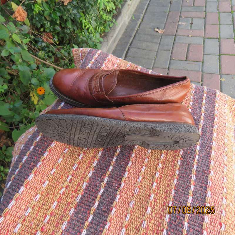 GREEN CROSS tan brown genuine leather flat shoes size 5. Soft inners.