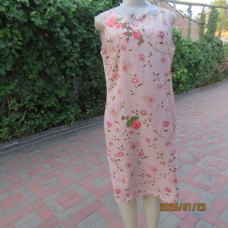 Beautiful silky polyester pink floral sleeveless dress. Slip over. Size 37. Flower embroidery.