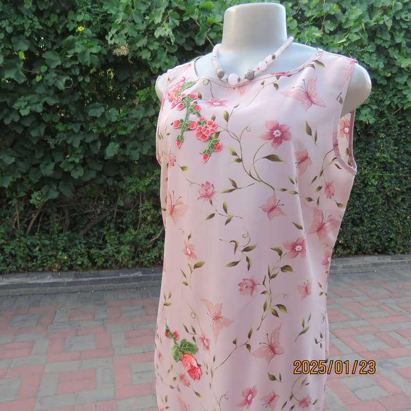 Beautiful silky polyester pink floral sleeveless dress. Slip over. Size 37. Flower embroidery.