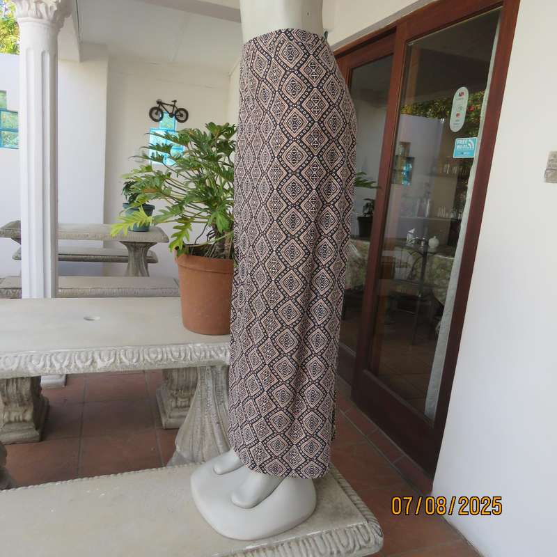 Maxi diamond patterned A-line polyester skirt in white-black and rust. Size 38
