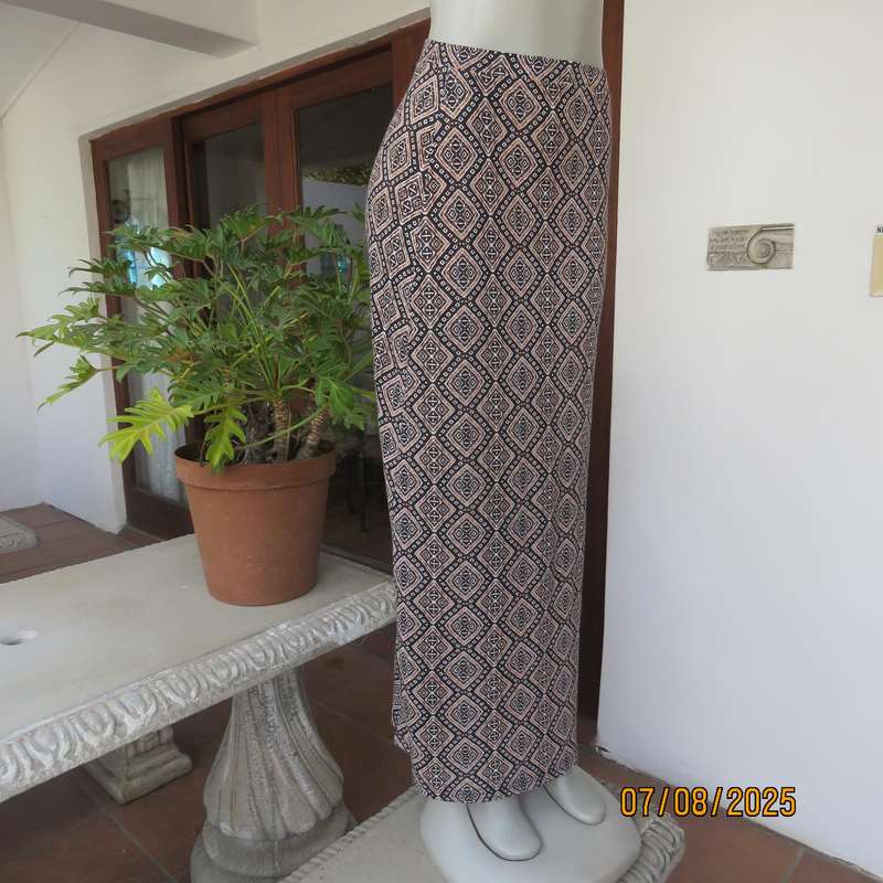 Maxi diamond patterned A-line polyester skirt in white-black and rust. Size 38