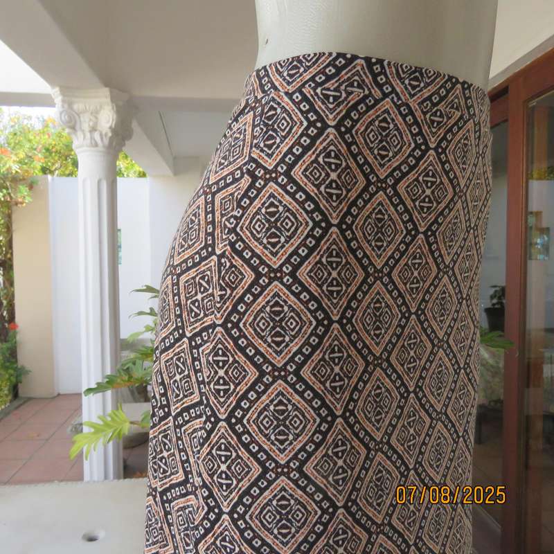 Maxi diamond patterned A-line polyester skirt in white-black and rust. Size 38