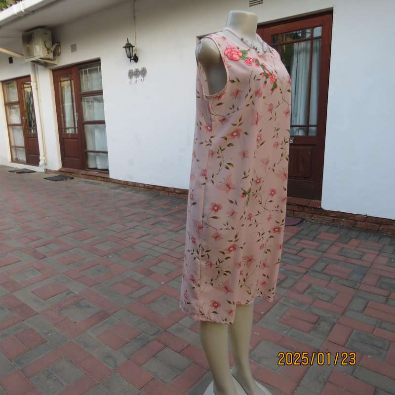 Beautiful silky polyester pink floral sleeveless dress. Slip over. Size 37. Flower embroidery.