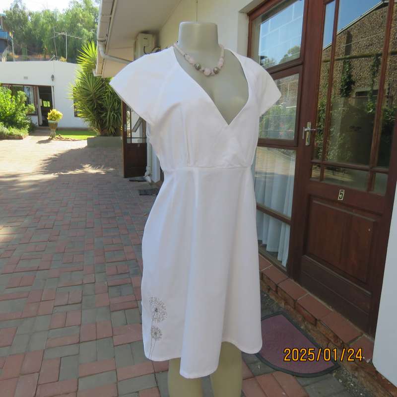 Fresh white CHOCOLATE 100% cotton size 38 loose fit dress. Cross over V bust. As new cond.