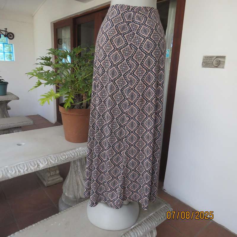 Maxi diamond patterned A-line polyester skirt in white-black and rust. Size 38