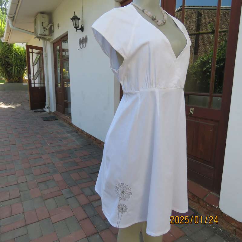 Fresh white CHOCOLATE 100% cotton size 38 loose fit dress. Cross over V bust. As new cond.