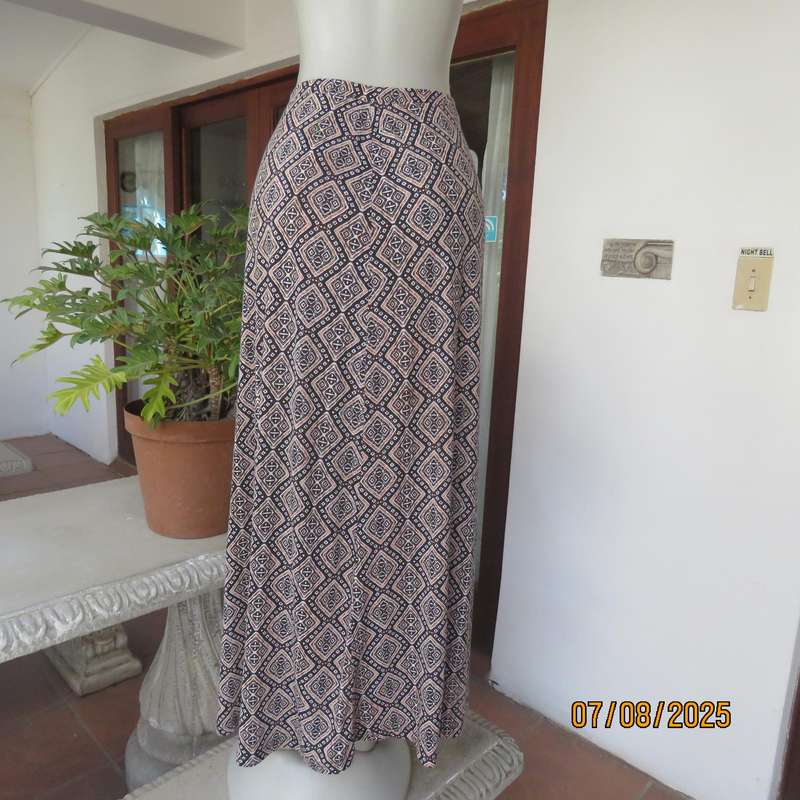 Maxi diamond patterned A-line polyester skirt in white-black and rust. Size 38