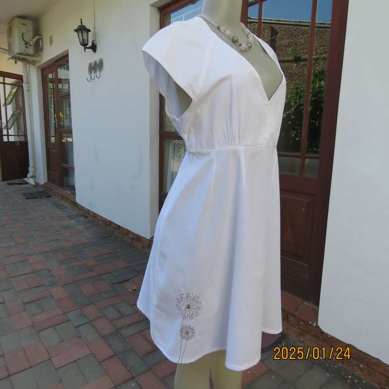 Fresh white CHOCOLATE 100% cotton size 38 loose fit dress. Cross over V bust. As new cond.