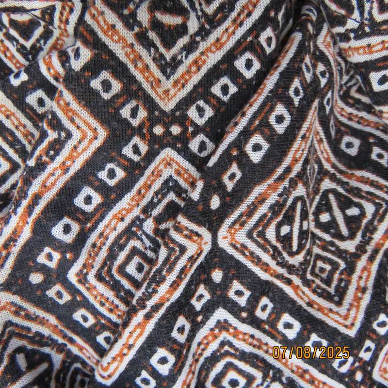 Maxi diamond patterned A-line polyester skirt in white-black and rust. Size 38