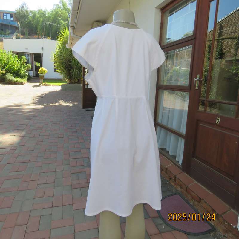 Fresh white CHOCOLATE 100% cotton size 38 loose fit dress. Cross over V bust. As new cond.