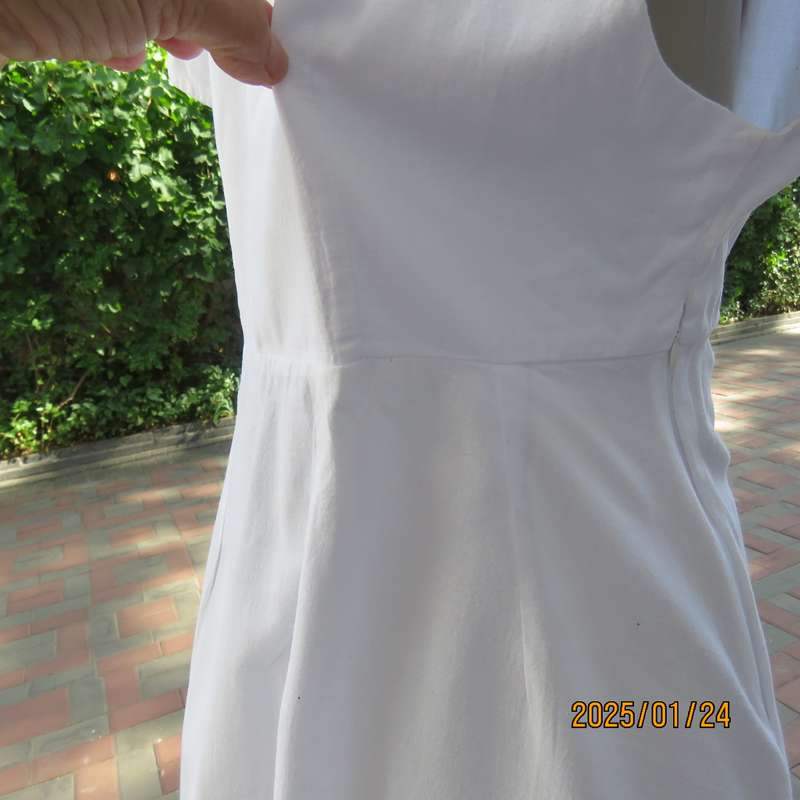 Fresh white CHOCOLATE 100% cotton size 38 loose fit dress. Cross over V bust. As new cond.