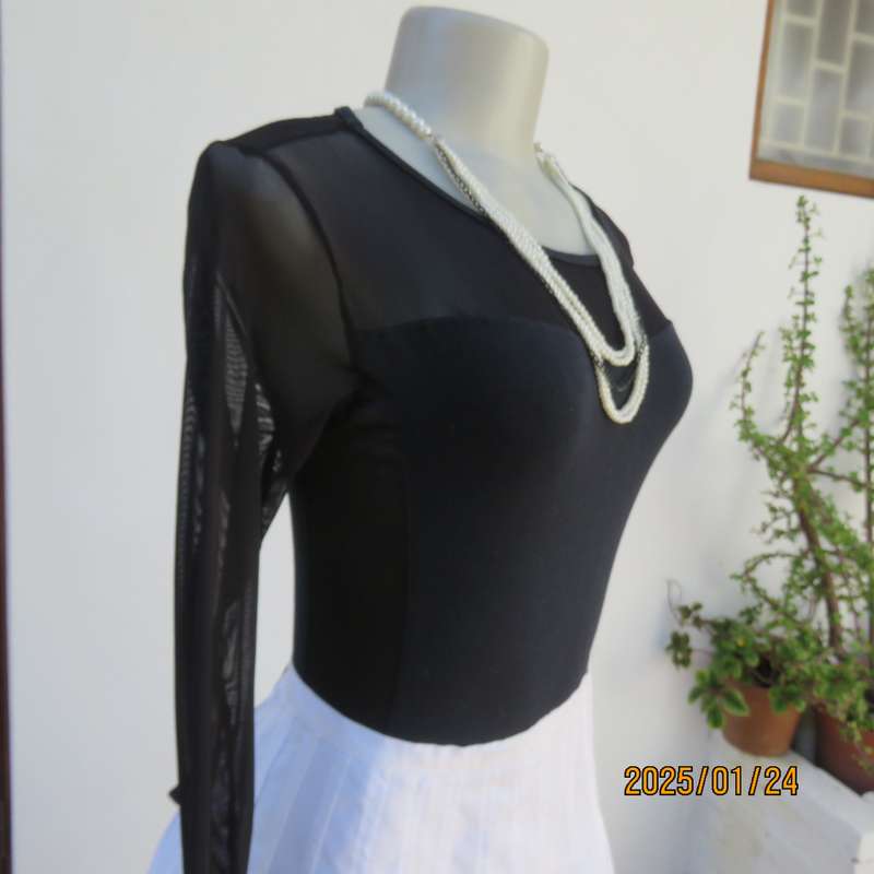 Smart JUDY'S PRIDE black bodyshirt size 32. Stretch cotton with lycra sides. Sheer stretch sleeves.