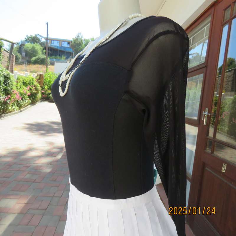 Smart JUDY'S PRIDE black bodyshirt size 32. Stretch cotton with lycra sides. Sheer stretch sleeves.