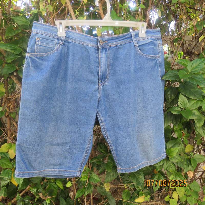 MILADYS blue denim jean shorts size 42. Back-front pockets. Stretch polycotton.