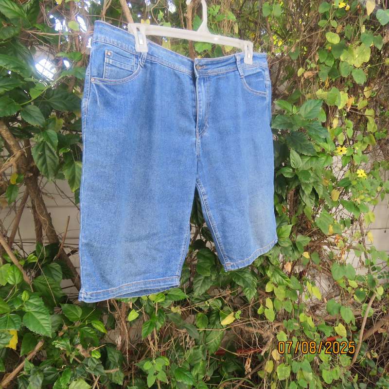 MILADYS blue denim jean shorts size 42. Back-front pockets. Stretch polycotton.