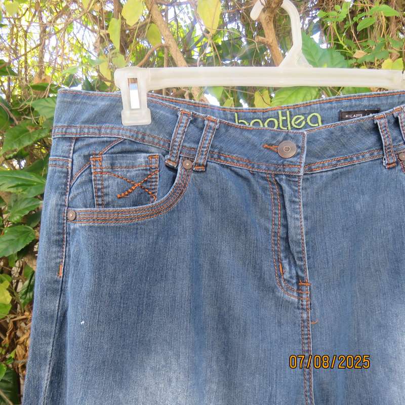 MILADYS blue denim bootleg jeans size 42. In stretch polyester.