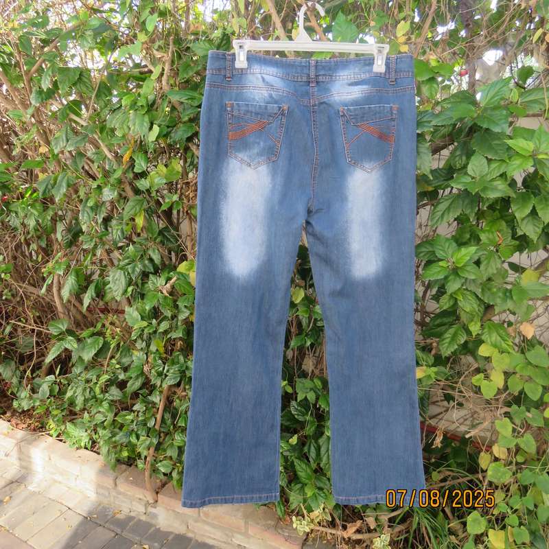 MILADYS blue denim bootleg jeans size 42. In stretch polyester.