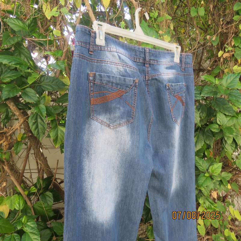 MILADYS blue denim bootleg jeans size 42. In stretch polyester.
