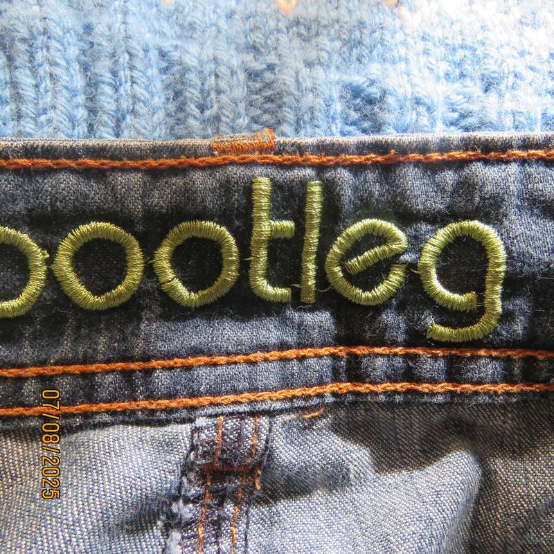 MILADYS blue denim bootleg jeans size 42. In stretch polyester.