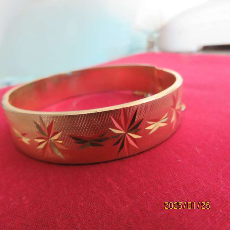High quality 18k rolled gold plated bracelet. Diameter 6.2cm. Pretty pattern. New condition.