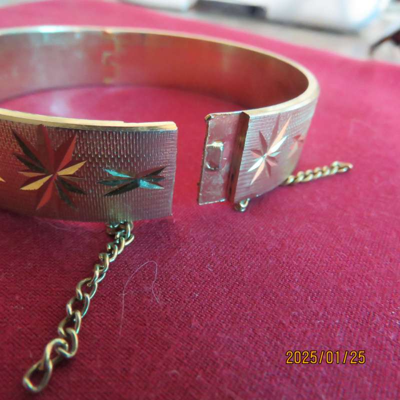 High quality 18k rolled gold plated bracelet. Diameter 6.2cm. Pretty pattern. New condition.