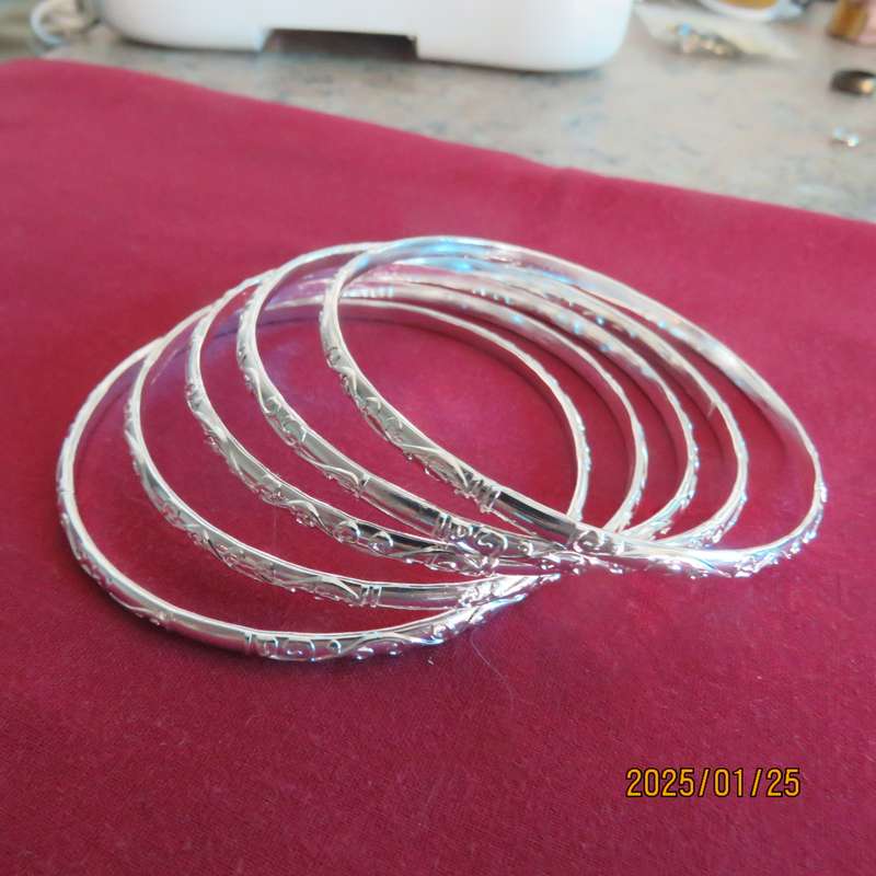 Set of 5 silvery bangles. Diameter 7cm. With beautiful fine pattern. New item.