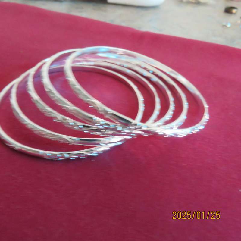 Set of 5 silvery bangles. Diameter 7cm. With beautiful fine pattern. New item.