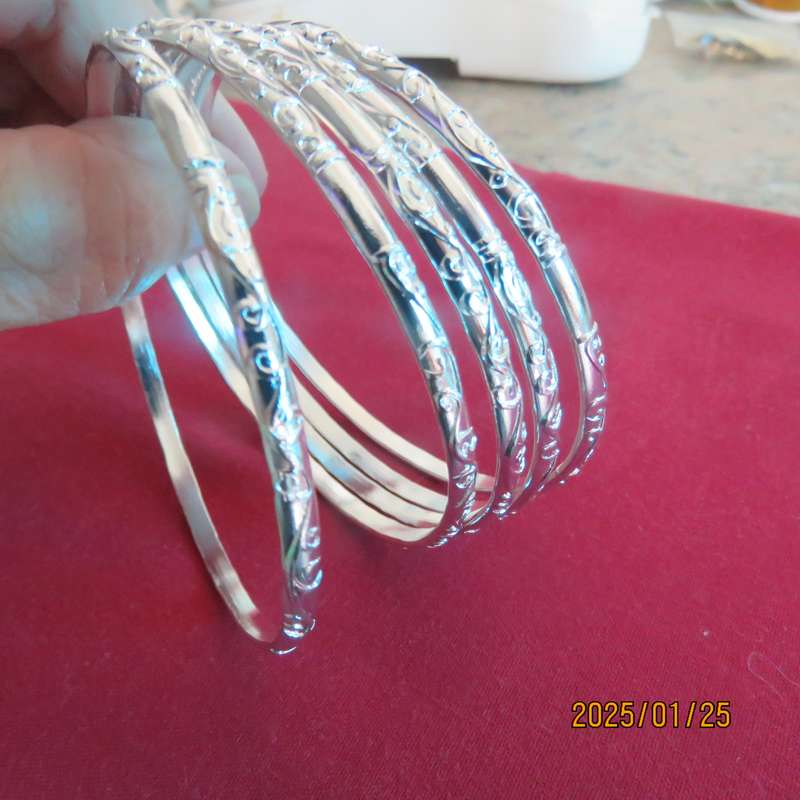Set of 5 silvery bangles. Diameter 7cm. With beautiful fine pattern. New item.