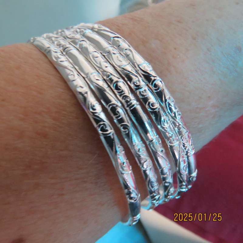 Set of 5 silvery bangles. Diameter 7cm. With beautiful fine pattern. New item.