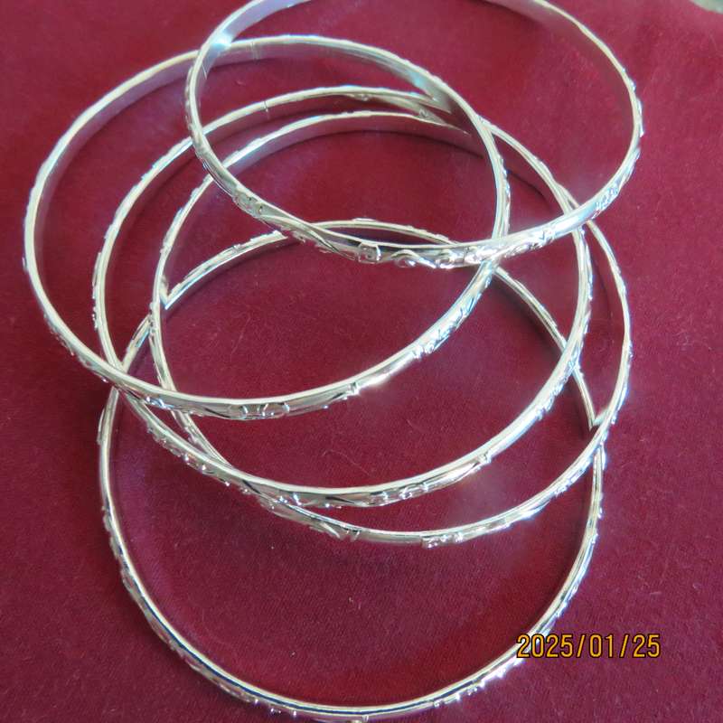 Set of 5 silvery bangles. Diameter 7cm. With beautiful fine pattern. New item.