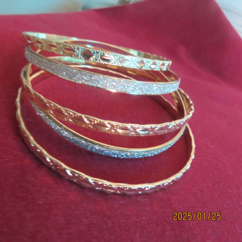Set of 5 urban fashion bangles with 14k gold plated. Two with glitter. Diameter 6.5cm. New item.