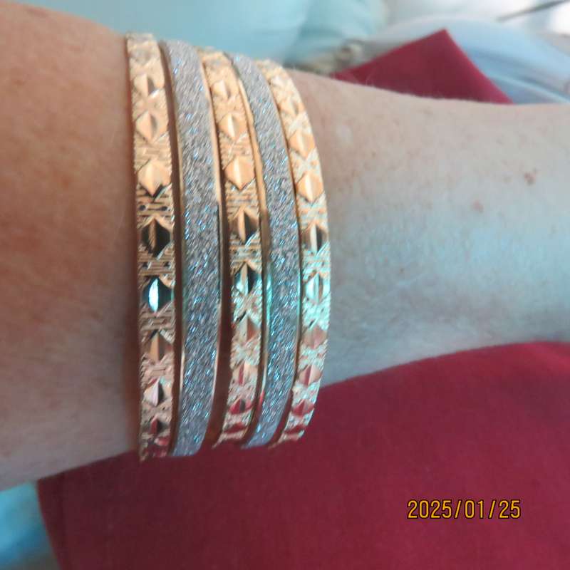 Set of 5 urban fashion bangles with 14k gold plated. Two with glitter. Diameter 6.5cm. New item.