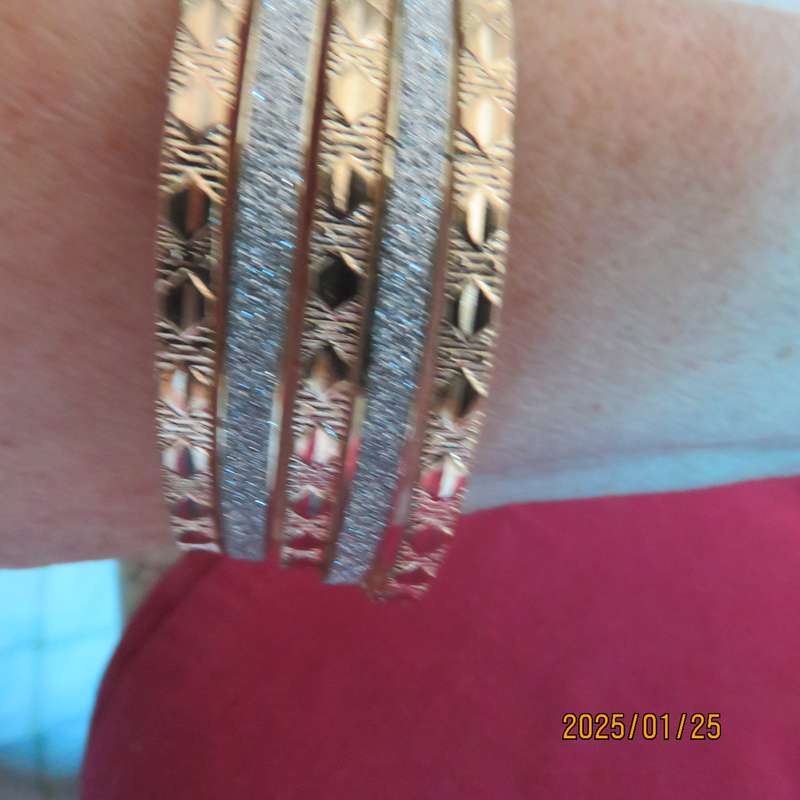 Set of 5 urban fashion bangles with 14k gold plated. Two with glitter. Diameter 6.5cm. New item.