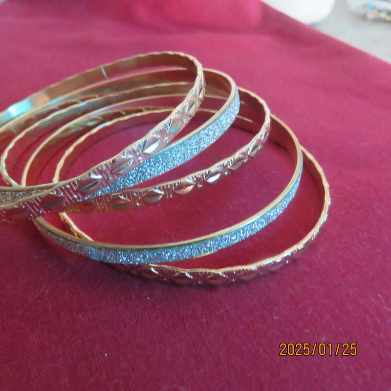 Set of 5 urban fashion bangles with 14k gold plated. Two with glitter. Diameter 6.5cm. New item.