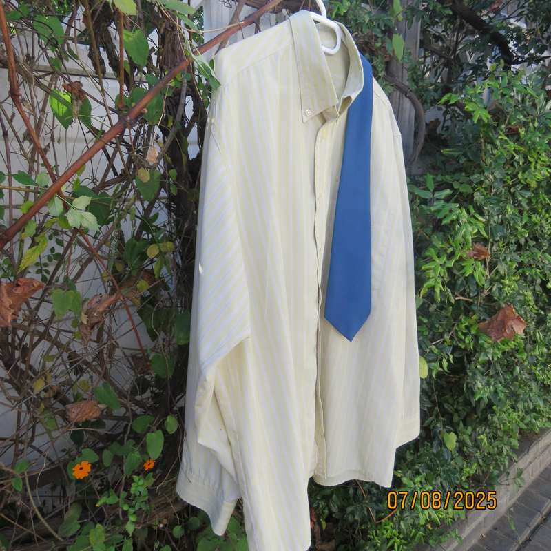 TRUWORTHS Man striped long sleeve polycotton shirt in corn-blue-white. Size XXL. Free tie