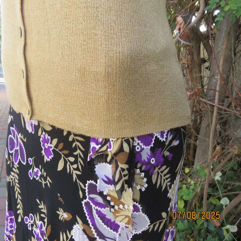 TRUWORTHS gold colour poly-viscose knit with gold lurex V button down top. Size 36.