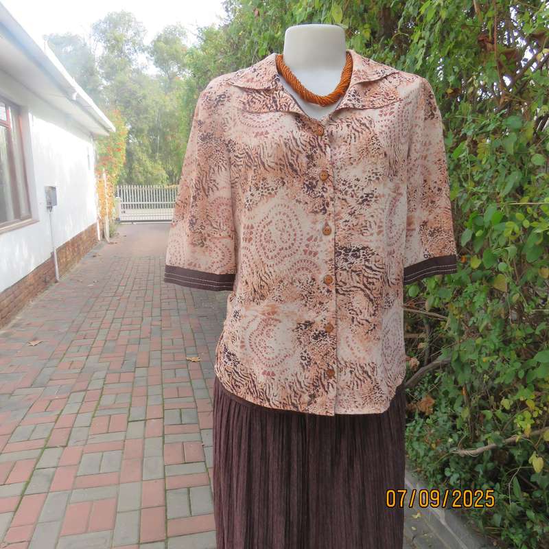Animal print size 37 button down top with double collar. Brown-cream-dark peach