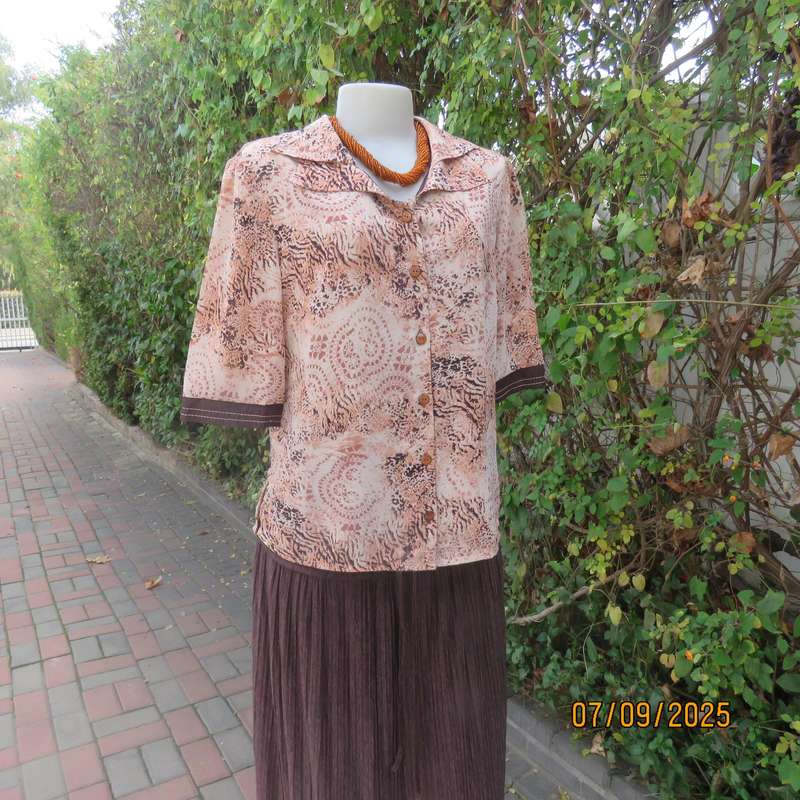 Animal print size 37 button down top with double collar. Brown-cream-dark peach