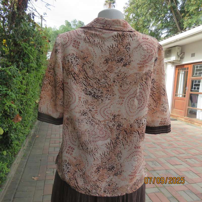 Animal print size 37 button down top with double collar. Brown-cream-dark peach
