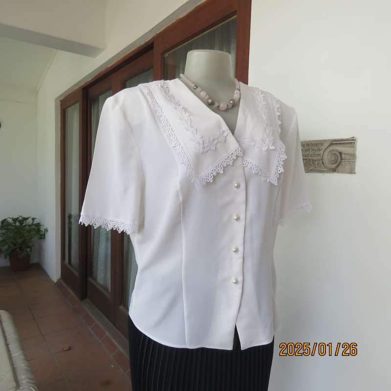 WOOLWORTHS white tailored short sleeve 100% polyester top with pretty lace decorated collar.Size 40