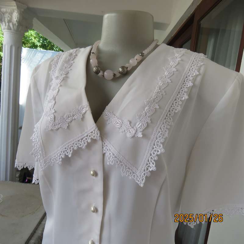 WOOLWORTHS white tailored short sleeve 100% polyester top with pretty lace decorated collar.Size 40