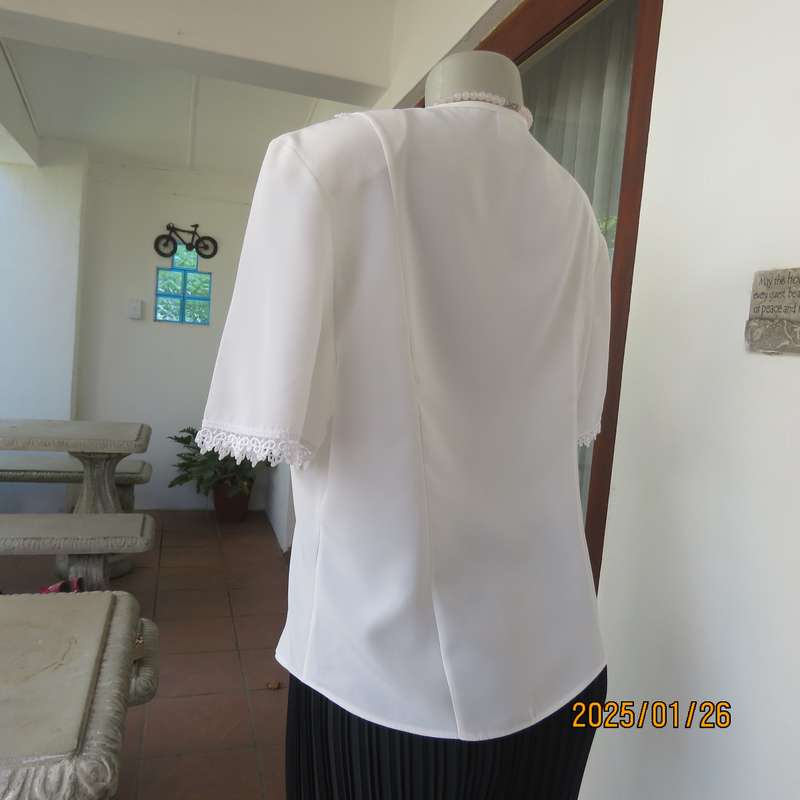 WOOLWORTHS white tailored short sleeve 100% polyester top with pretty lace decorated collar.Size 40